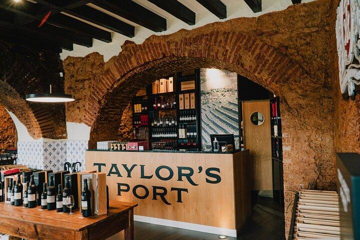 Dégustation de Porto à Lisbonne chez Taylor’s, boutique et salon.