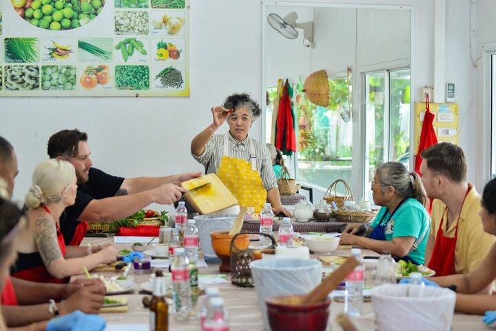 Phuket Thai Cooking Class con tour del mercato e ritiro dall'hotel