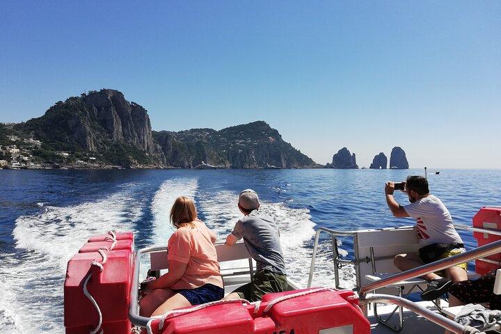 Från Capri guidad tur med Faraglioni och Blue Grottoes Besök
