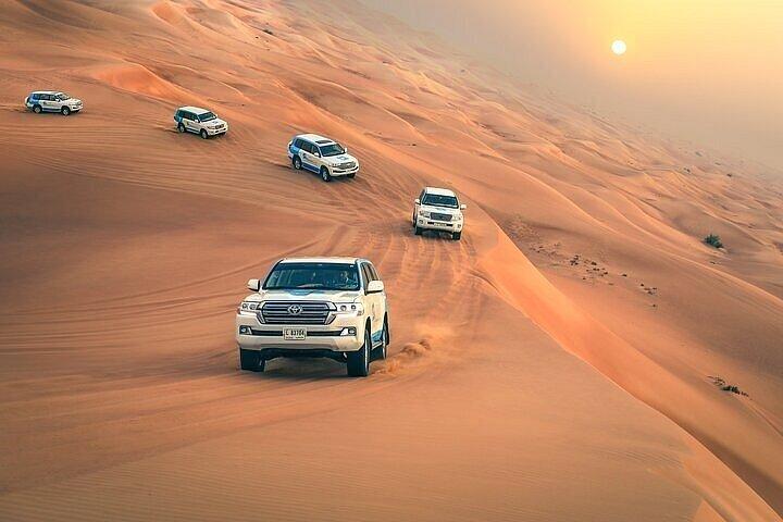 Dubai Desert Safari mit Grillabendessen und Bauchtanz