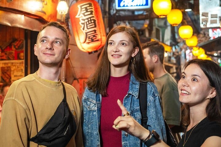 Tokyo: Shinjuku Bar Hopping & Night Walking Tour