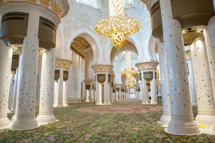 Von Dubai : Große Moschee von Abu Dhabi, Palast. Souk, Etihad & Louvre