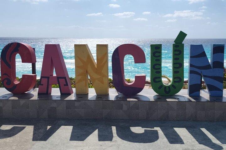 Traslado do hotel em Cancún para o aeroporto de Cancún para até 8 pessoas.