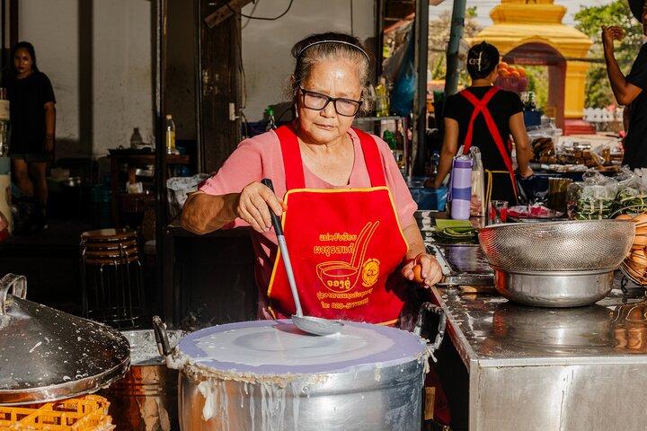 15種類以上のテイスティングが楽しめるPrabang Plates Food Tour