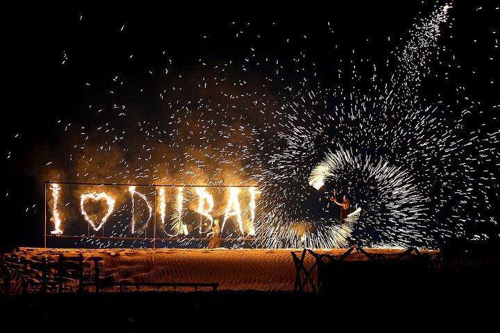 Dubai Evening Desert Safari Dune Bashing, BBQ middag og live shows