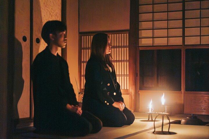 Une cérémonie du thé aux chandelles dans une maison de ville centenaire de Kyoto.