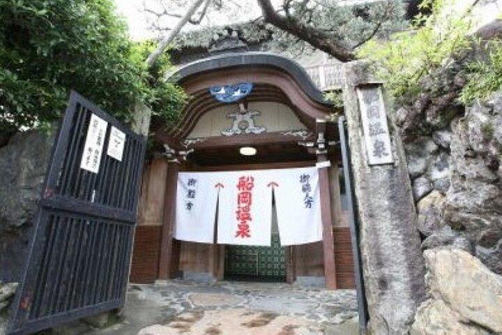 船岡温泉でタトゥーフレンドリーな日本語の入浴文化ツアー