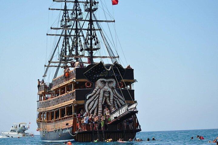 Antalya Pirate Boat Tour med frokost og gratis drikkevarer
