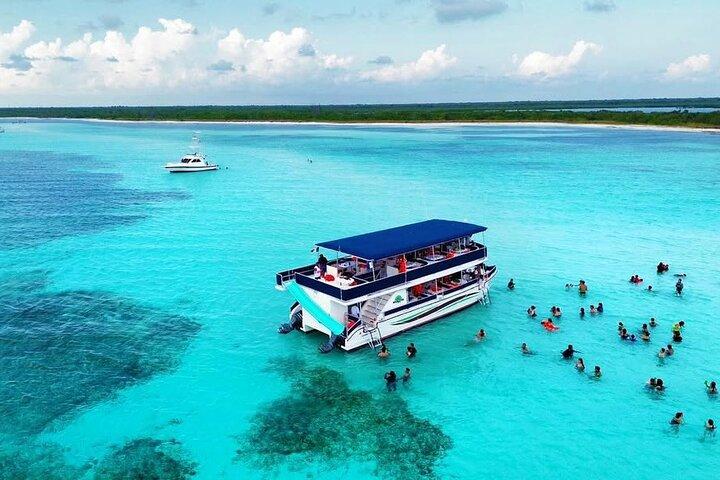 Catamarano coperto per El Cielo reef: Snorkeling, Open Bar & Food!