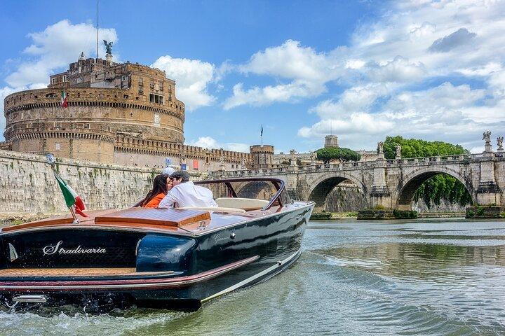 Private Photoshoot on an Italian Boat in Rome