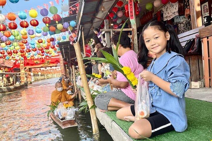 メークロン鉄道とダムノエン・サドゥアク水上マーケットガイドアー