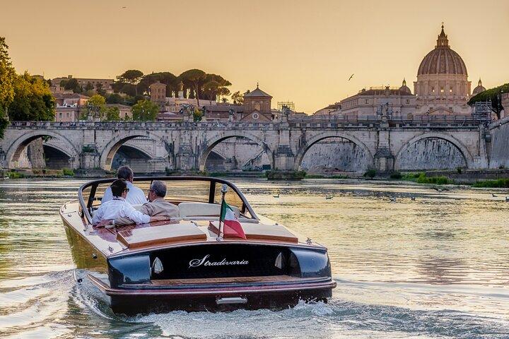 Private Guided History River Tour on a Luxury Boat