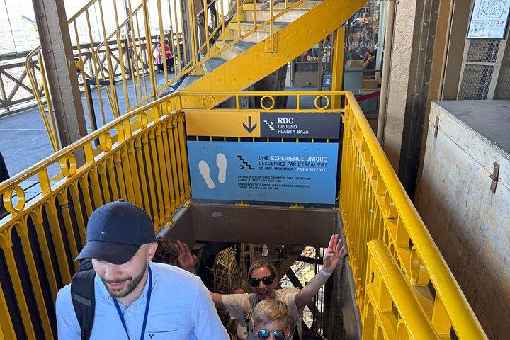 Visite guidée de la Tour Eiffel par escalier avec sommet en option par ascenseur
