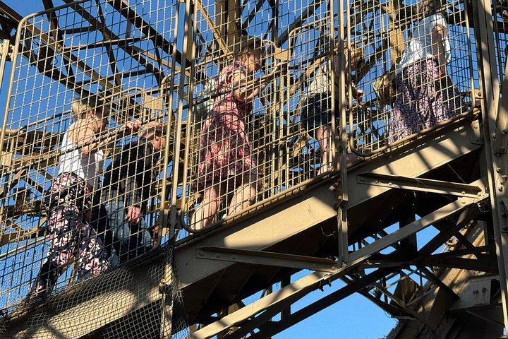 Visite guidée de la Tour Eiffel par escalier avec sommet en option par ascenseur