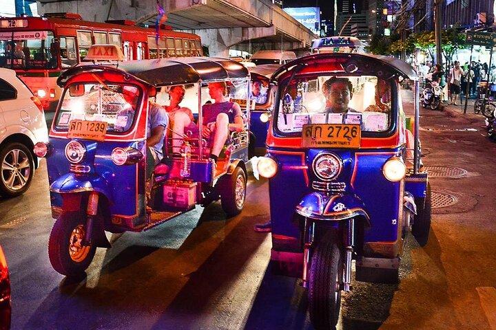 Bangkok After Dark Tuk-Tuk Temples, mercados e comida de rua