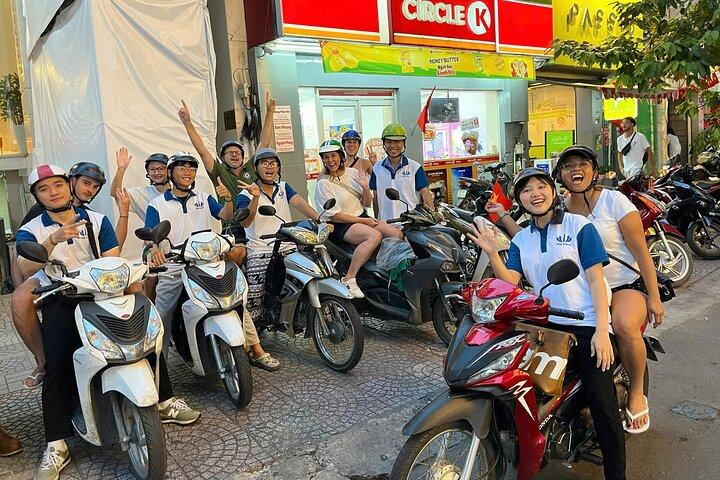 Tour de comida de motocicleta em Saigon