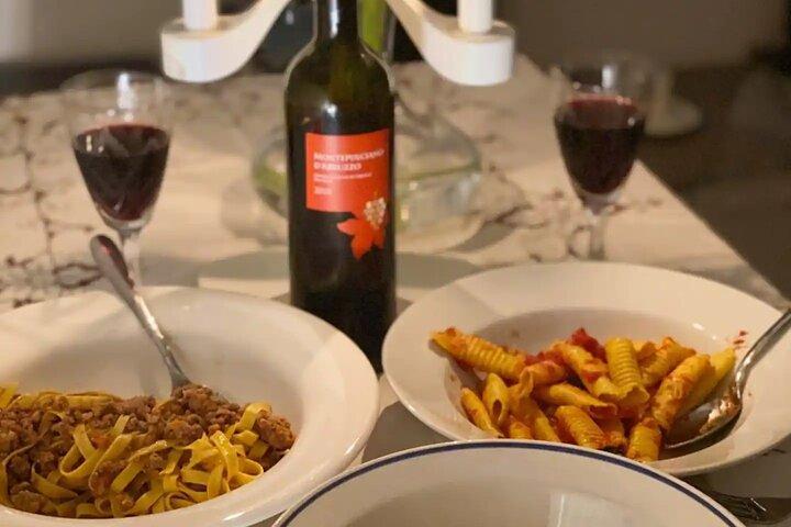 Pasta Making Class mit Tiramisu und unbegrenzter Weinprobe
