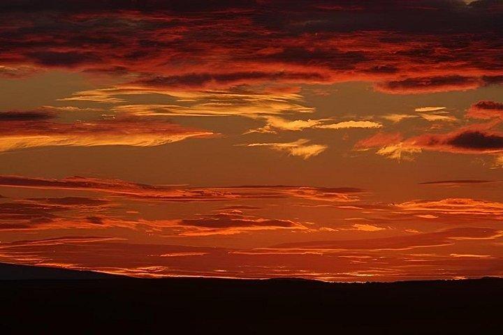 ビクランの真珠の白夜がベントフィヨルドティンデンに昇る