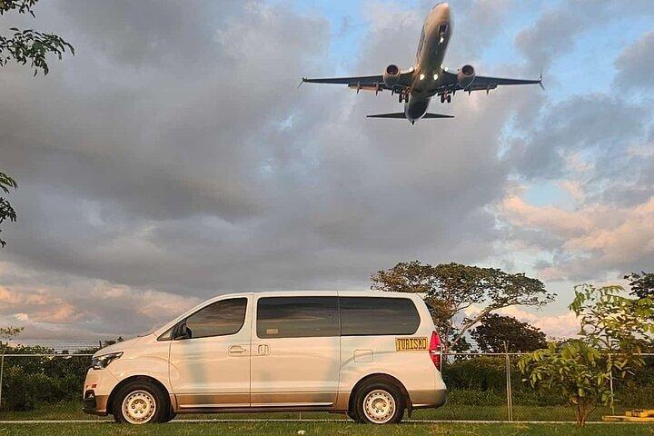 リベリア空港からウォルドーフ・アストリア・ホテルまでの専用送迎サービス