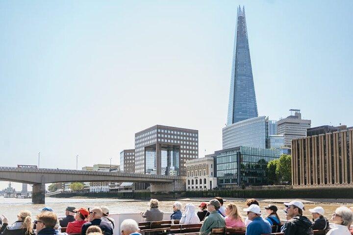 ロンドン・テムズ川クルーズツアー（ドリンクと食事オプション付き）