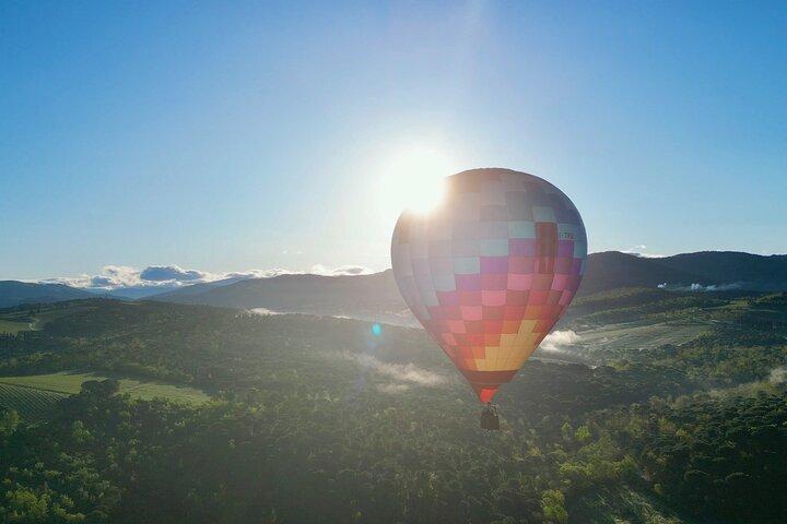朝食と写真でトスカーナ上空のサンライズバルーン飛行