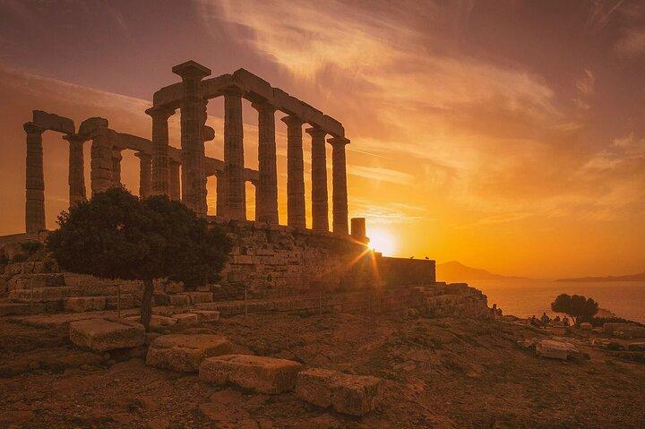 O pôr do sol no Templo de Poseidon e no Lago Vouliagmeni