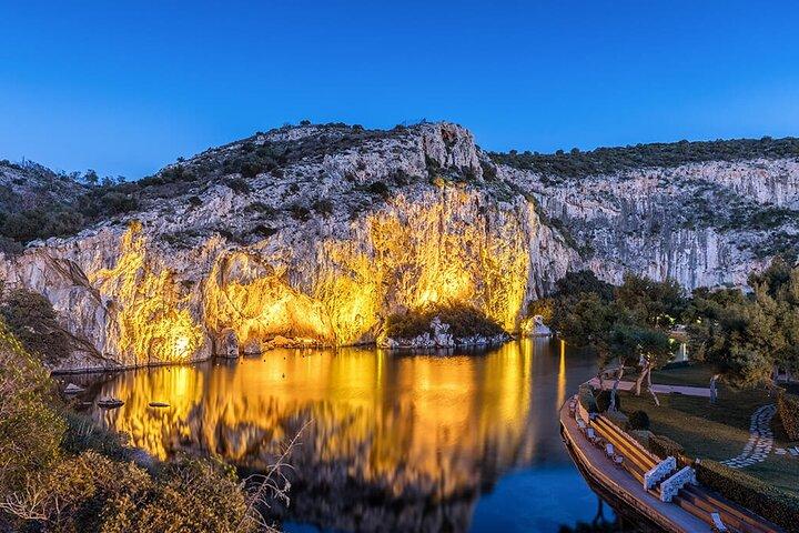 O pôr do sol no Templo de Poseidon e no Lago Vouliagmeni