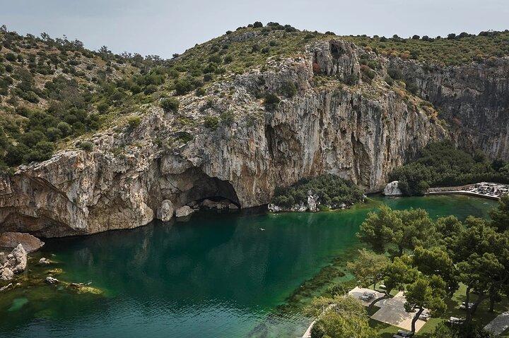 O pôr do sol no Templo de Poseidon e no Lago Vouliagmeni