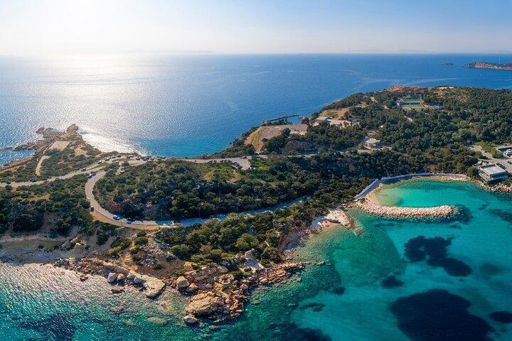 O pôr do sol no Templo de Poseidon e no Lago Vouliagmeni