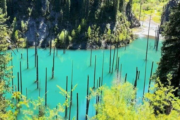 コルサイ・カインディ湖とチャリン・キャニオン2日ツアー