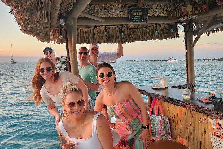 Key West: Crociera privata al tramonto su un'autentica barca Tiki Bar