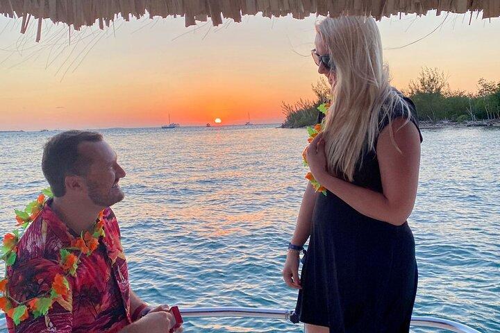 Key West: Crociera privata al tramonto su un'autentica barca Tiki Bar