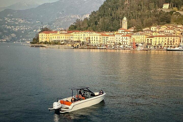 Excursión compartida en barco de 4 horas con desembarque en Bellagio y Varenna.
