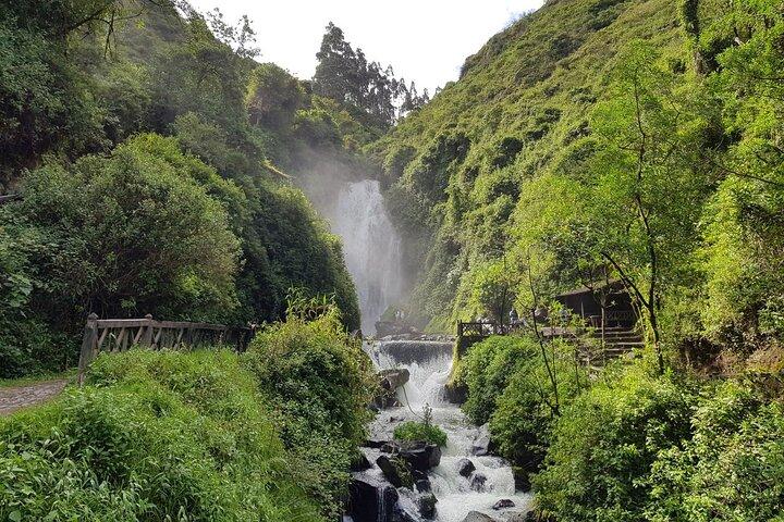 Quito a Otavalo: Mercado, cascadas y tour por la laguna de Peguche