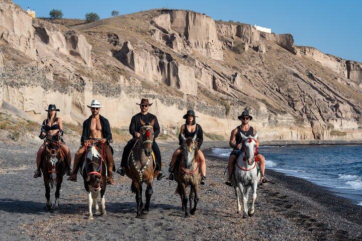 Santorini: Montar un burro o un caballo a través de paisajes volcánicos