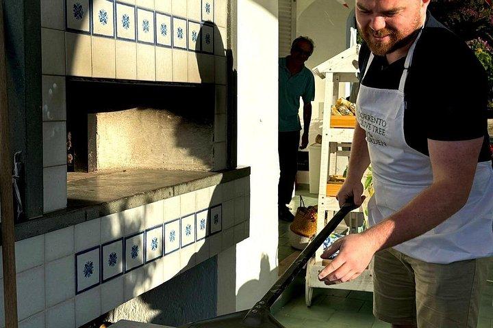 ソレントのベスビオ山を見下ろすニノとピザ教室
