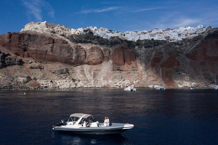 Tour privado en barco por la costa de Santorini y el volcán