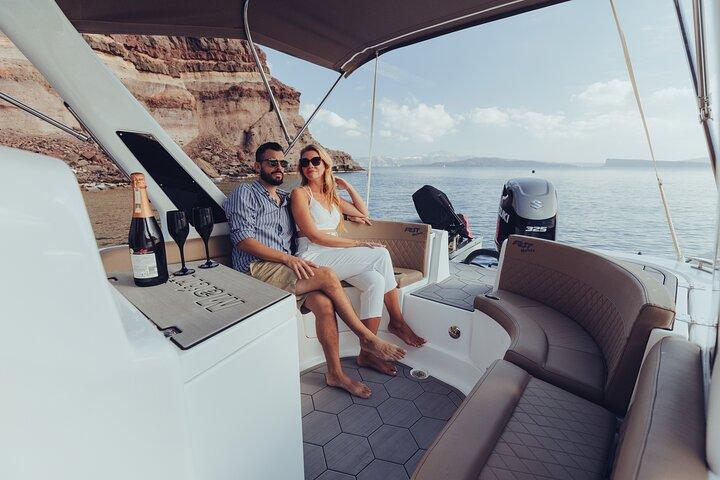 Private Bootstour entlang der Küste von Santorini und Vulkan