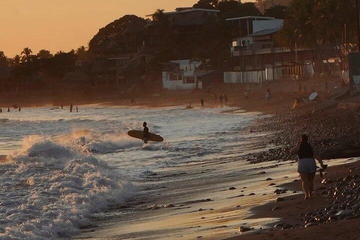Sunset Park en de zonsondergang op El Tunco Beach.