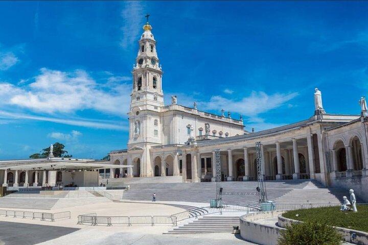 Fátima and Silver Coast Wonders: Small Group Tour from Lisbon