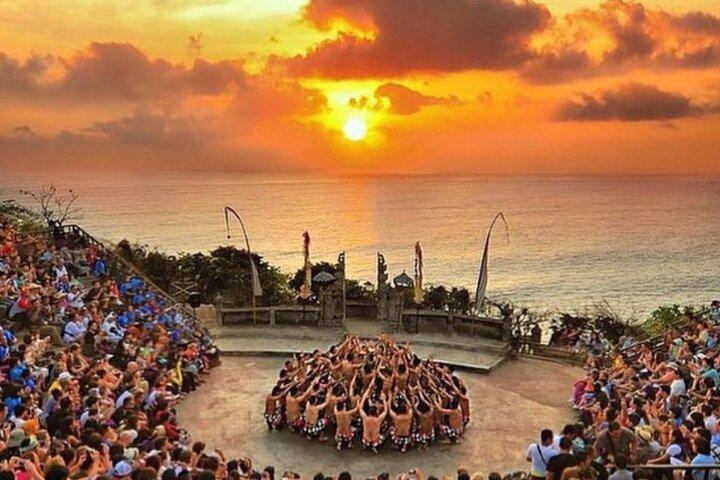 バリ島のサンセット： ウルワツ寺院-ケチャダンス-ジンバラン湾