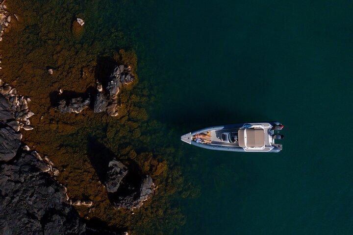 Private Bootstour entlang der Küste von Santorini und Vulkan