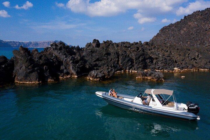Private Bootstour entlang der Küste von Santorini und Vulkan