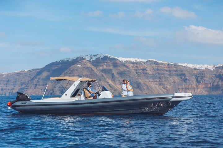 Private Bootstour entlang der Küste von Santorini und Vulkan