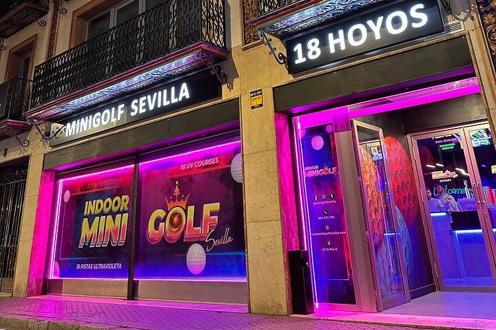 Indoor 18-holes UV Glow Minigolf Avontuur in het hart van Sevilla