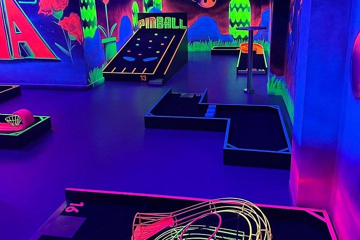 セビリア中心部の屋内18ホールUVグローミニゴルフアドベンチャー