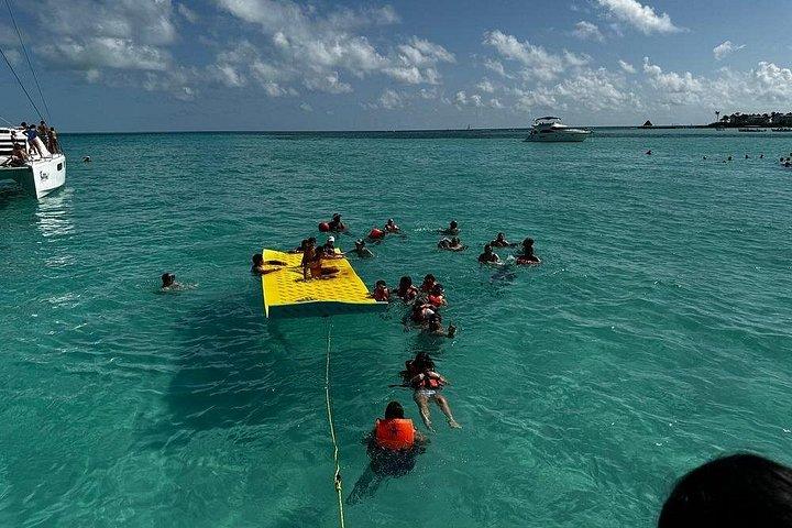 Excursion d'une journée en catamaran avec plongée à Isla Mujeres