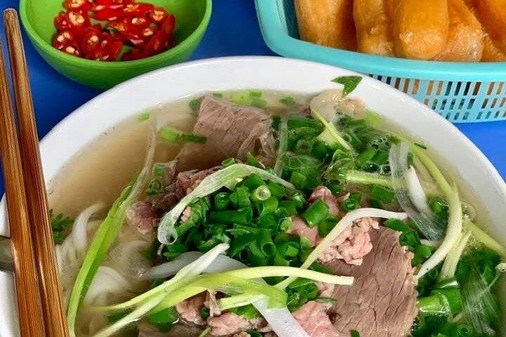 Excursão de comida a pé em HCM: 10 pratos locais e gemas escondidas