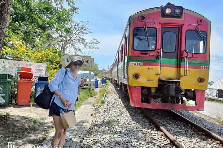 メークロン鉄道とダムノエン・サドゥアク水上マーケットガイドアー