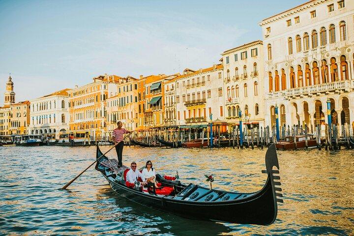 Enchanting Gondola Experience: 30 minutos no Canal Grande